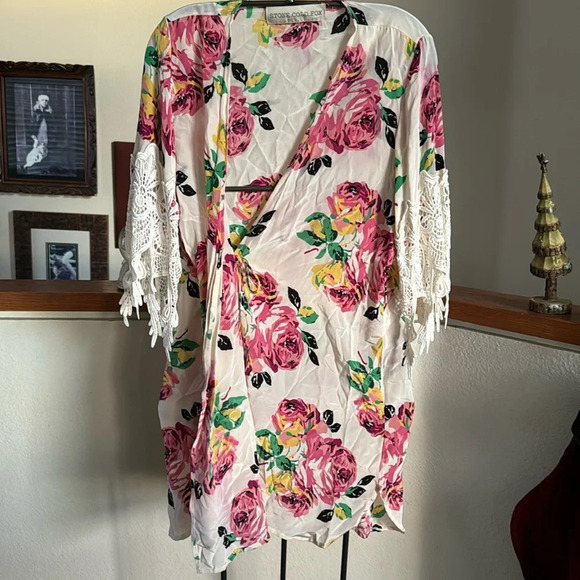 Stone cold fox silver floral garden robe - Picture 2 of 12